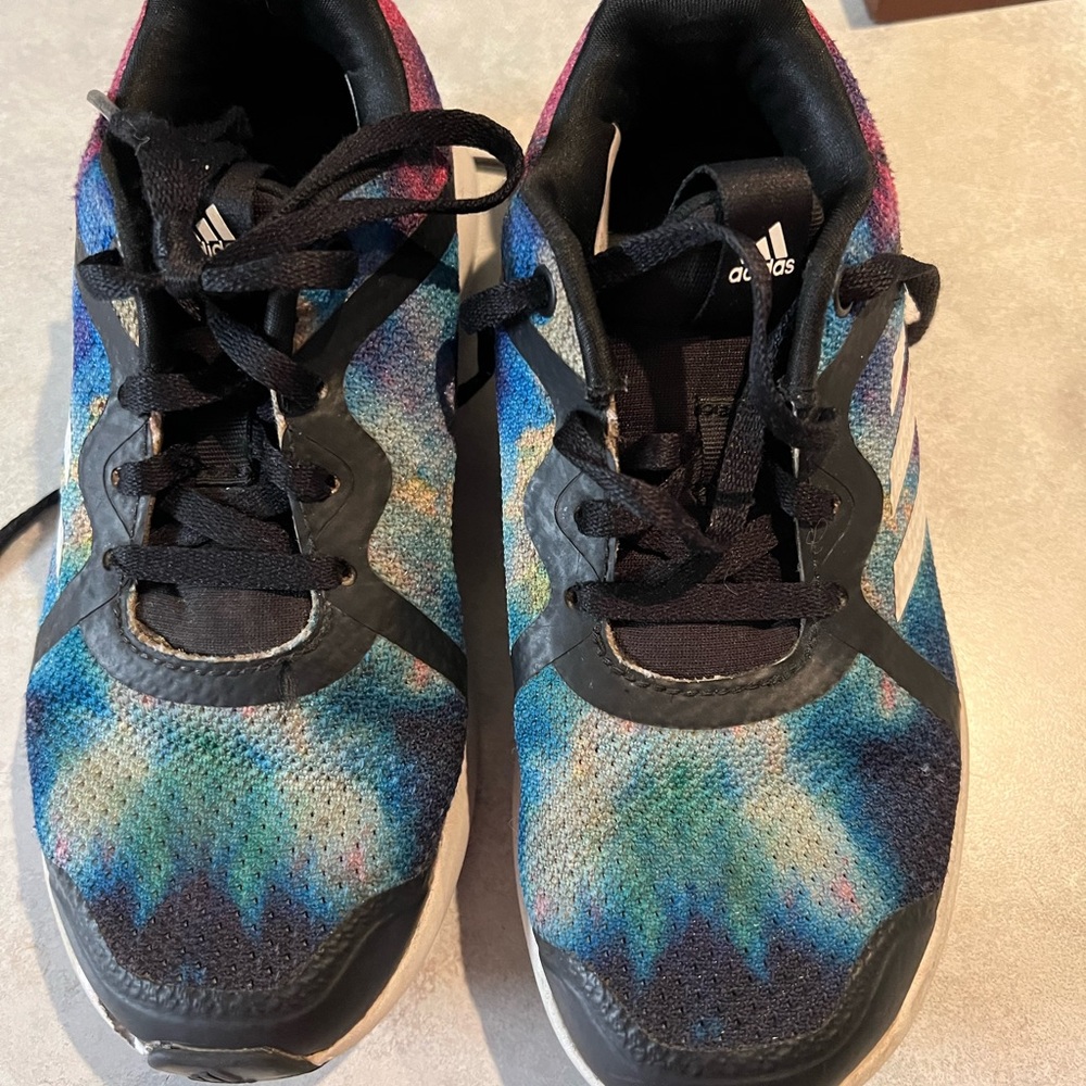 Adidas youth unisex kids tie dye athletic sneaker, size 1